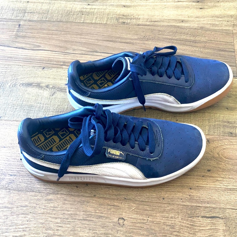 Navy blue Puma shoes. Gently worn. 💙🤍